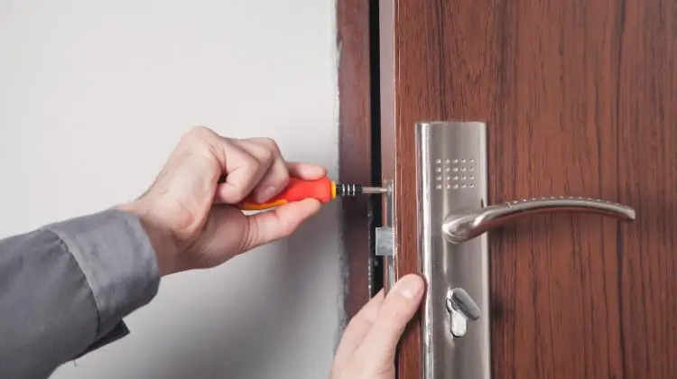 Emergency locksmith helping customer in Horley